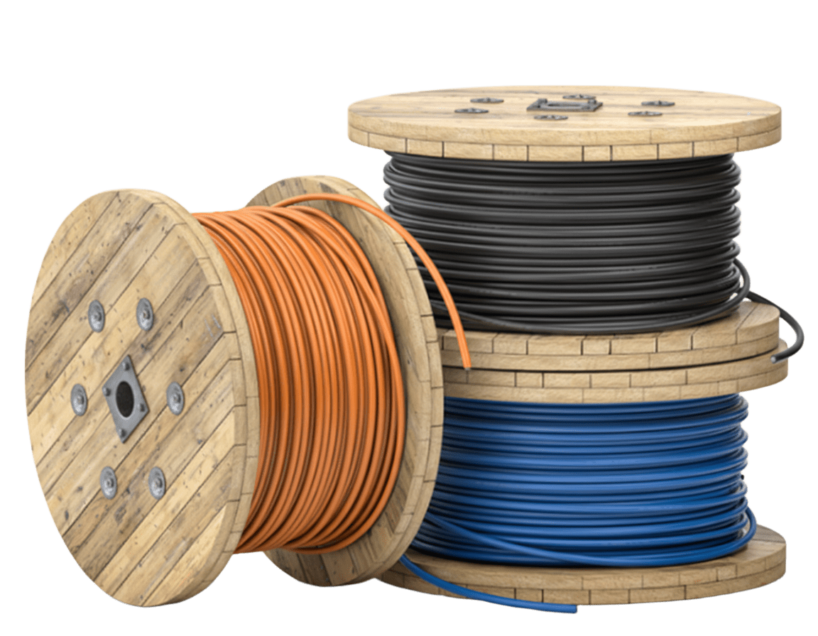 Carretéis de cabos elétricos empilhados